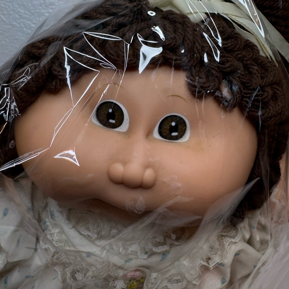 Adorable cabbage patch kidsDoll with Brown Hair and Cream Outfit - Picture 2 of 5